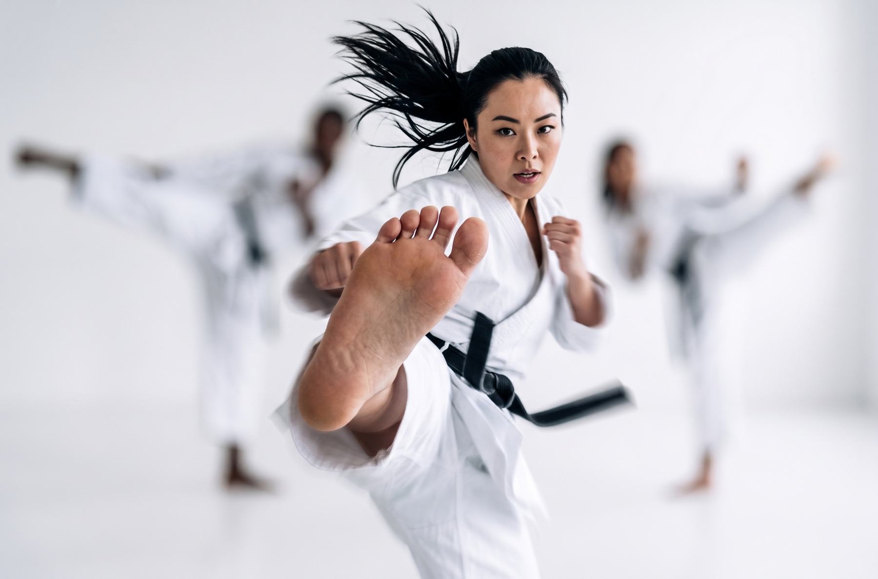 Karateka beim frontalen Fußtritt im Kumite