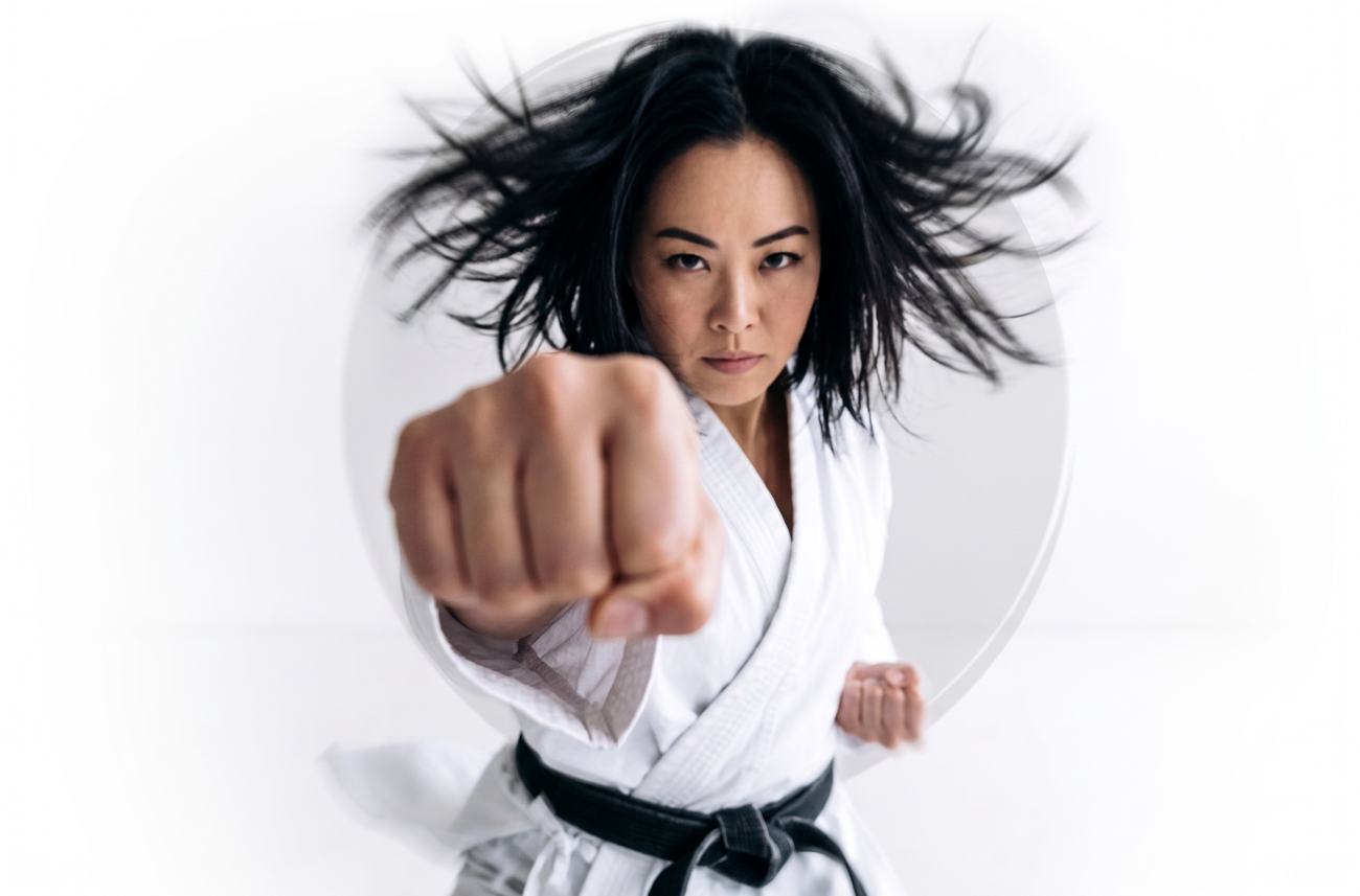 Karateka in Kampfstellung – JKA Karate-EM 2027 JKA-Karateka mit Schwarzgurt in konzentrierter Kampfstellung, Fokus für die Europameisterschaft 2027
