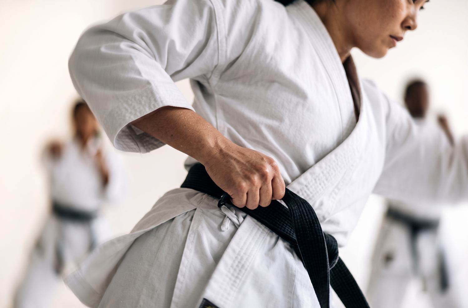 Schwarzer Karategürtel – JKA Karate-EM 2027 Nahaufnahme eines schwarzen Karategürtels beim Binden vor der Europameisterschaft 2027
