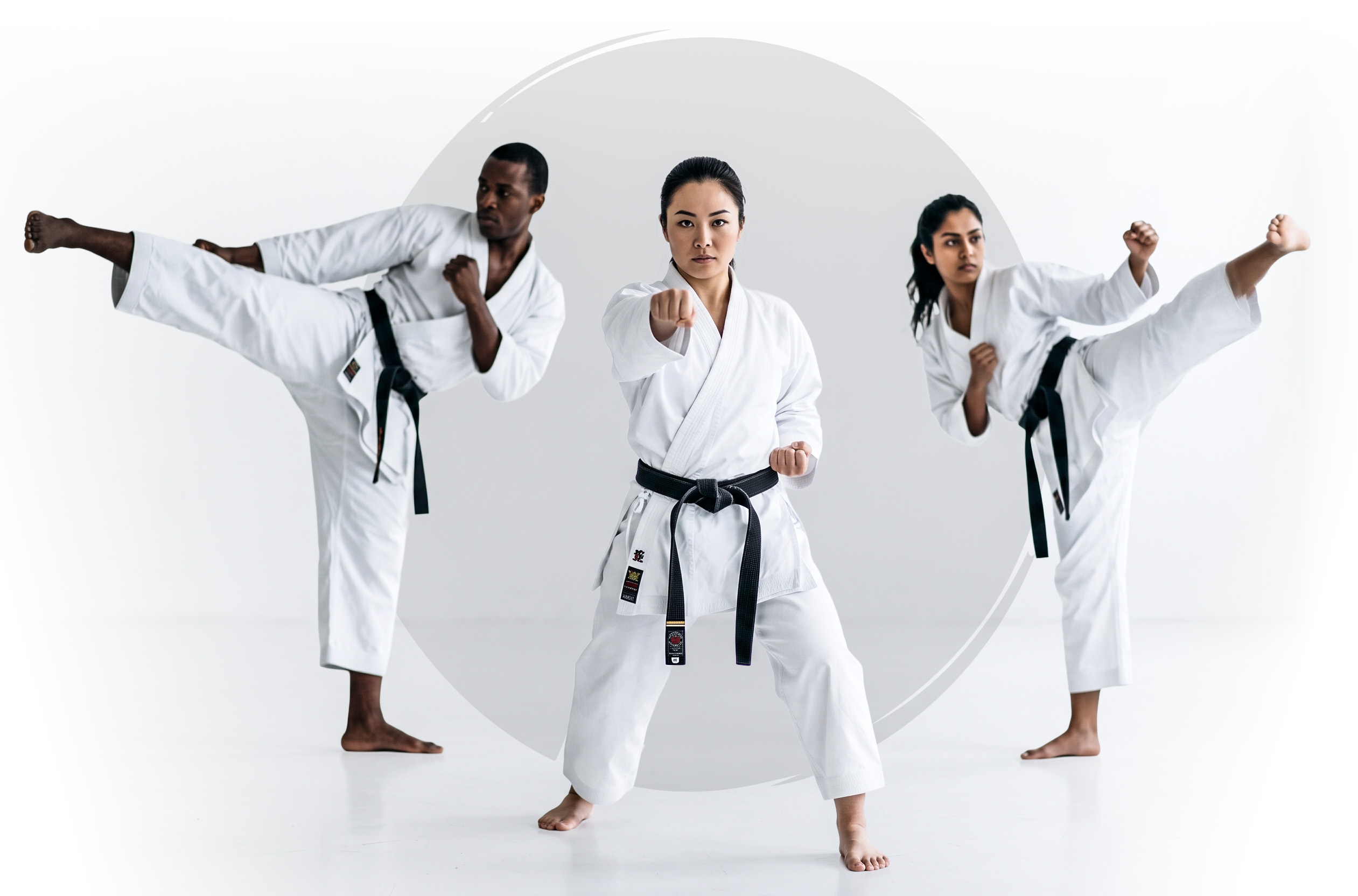 Drei Karateka im weißen Gi mit schwarzem Gürtel – Motiv der 29. JKA Karate European Championships 2027 in Wiesbaden