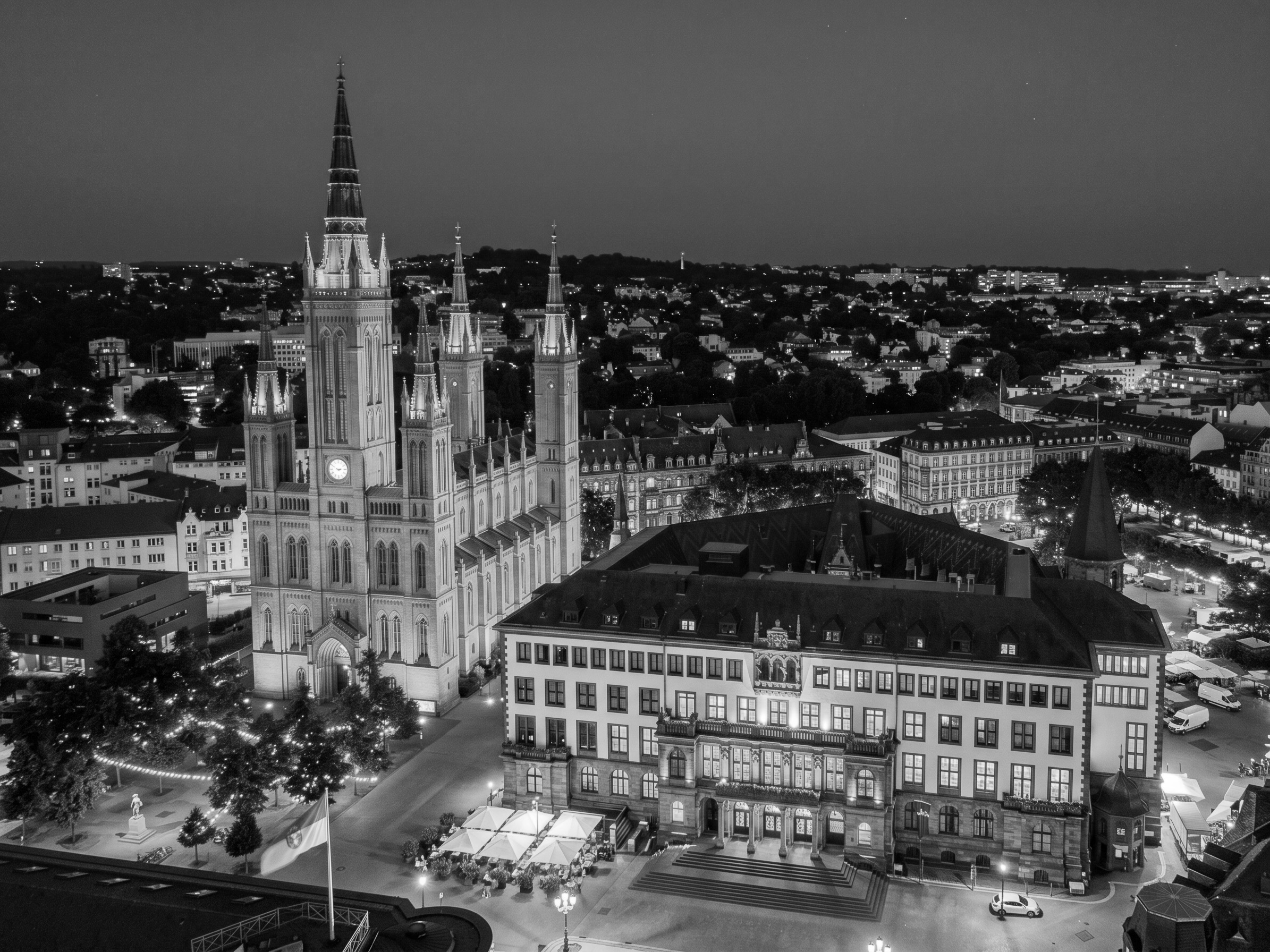 Wiesbaden bei Nacht – Gastgeberstadt der JKA Karate-EM 2027 Skyline von Wiesbaden bei Nacht mit Marktkirche und Rathaus, Hessen